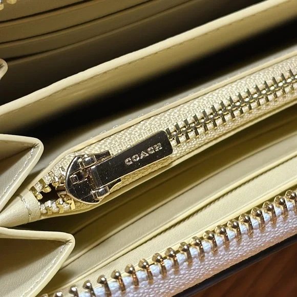 *LIKE NEW* COACH Embossed Horse & Carriage Long Zip-Around Wallet - Picture 11 of 16